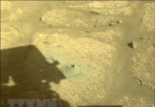Tàu thám hiểm sao Hỏa Perseverance khoan lỗ vào nền của miệng núi lửa Jezero để lấy mẫu đá, ngày 6/8/2021. Ảnh: AFP/TTXVN