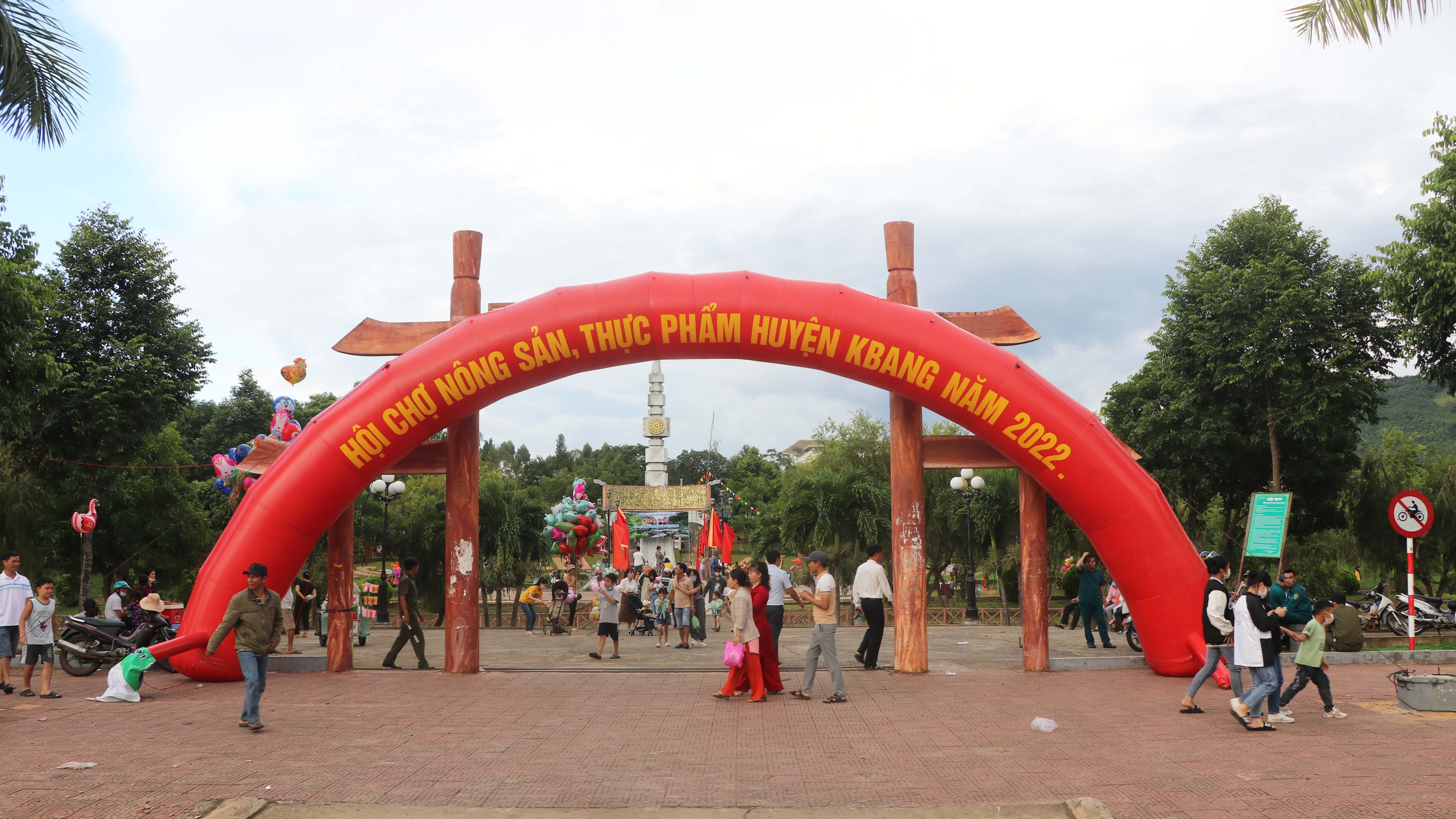 Hội chợ nông sản, thực phẩm năm 2022 diễn ra tại hoa viên (thị trấn Kbang, huyện Kbang). Ảnh: Ngọc Minh