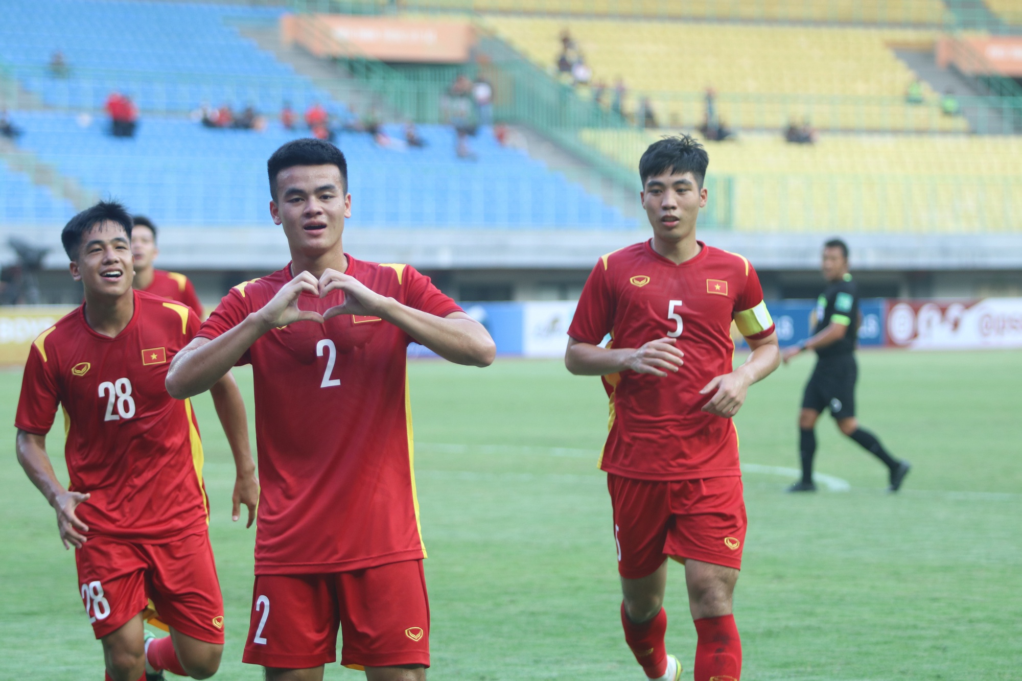 U19 Việt Nam tạm chiếm ngôi đầu của Thái Lan sau khi thắng Brunei - Ảnh 1.
