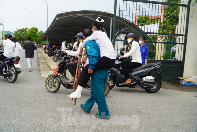 Xúc động bố cõng con gái đi thi - Ảnh 3. Xúc động bố cõng con gái đi thi - Ảnh 3.