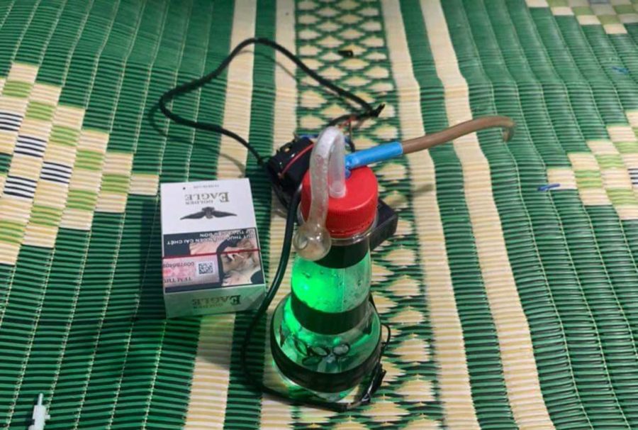    Lực lượng Công an đã thu giữ 1 dùng cụ ống hút ma túy đá do các đối tượng sử dụng. Ảnh Công an xã Nghĩa Hưng cung cấp