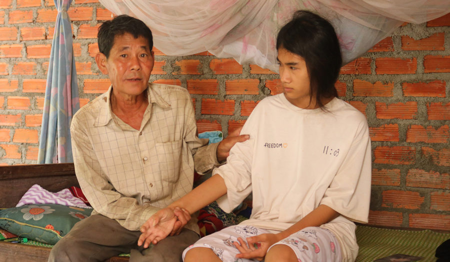  Ông Phạm Văn Bắc mong con gái khỏi bệnh để tiếp tục đến trường. Ảnh:  R