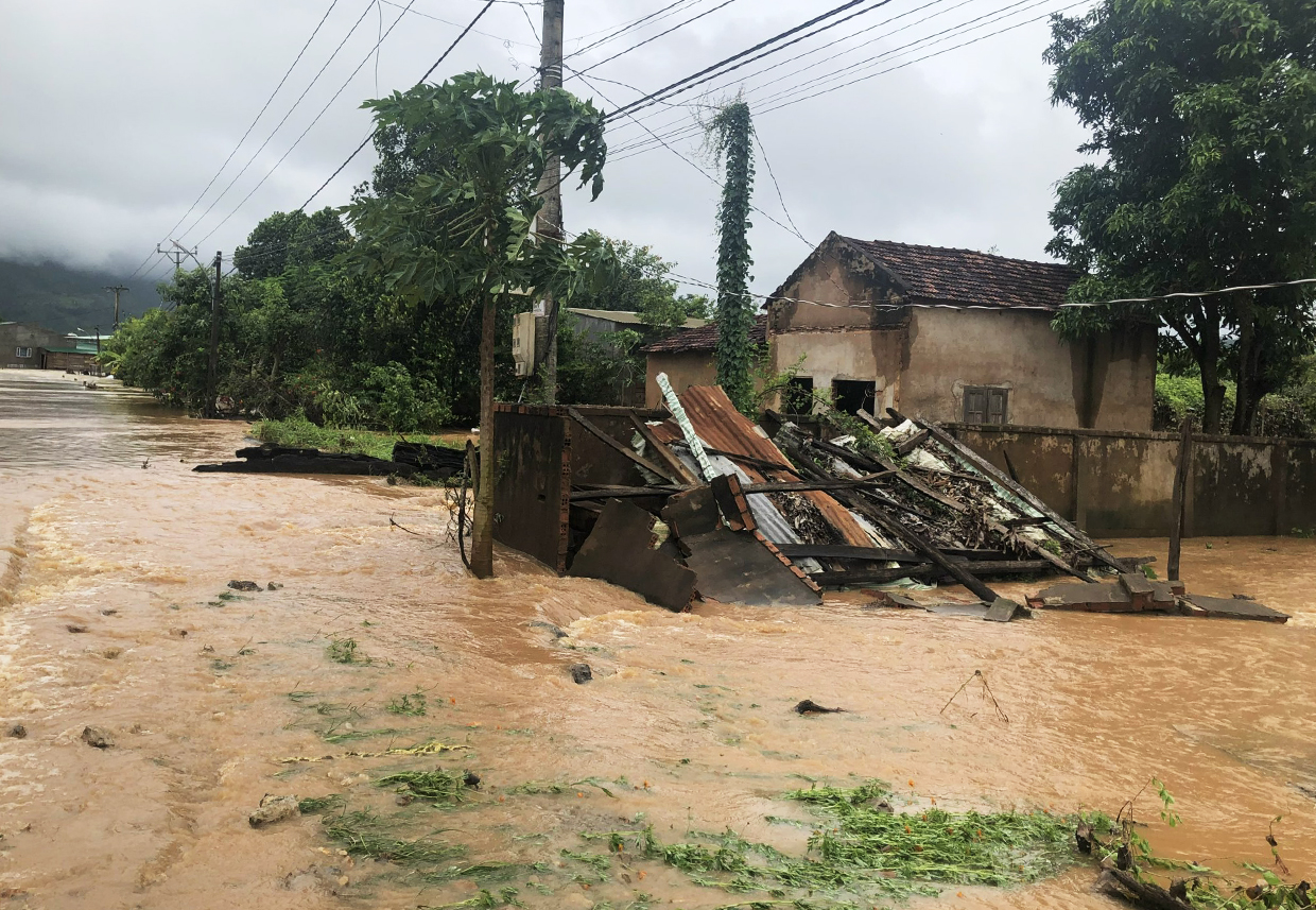 Nước ngập trên đường và nhà dân ở xã Ia Piơr, huyện Chư Prông. Ảnh Lê Nam