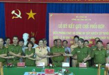 Lãnh đạo Phòng CSGT Công an tỉnh ký kết quy chế phối hợp với Công an các địa phương. Ảnh: Nguyễn Sang