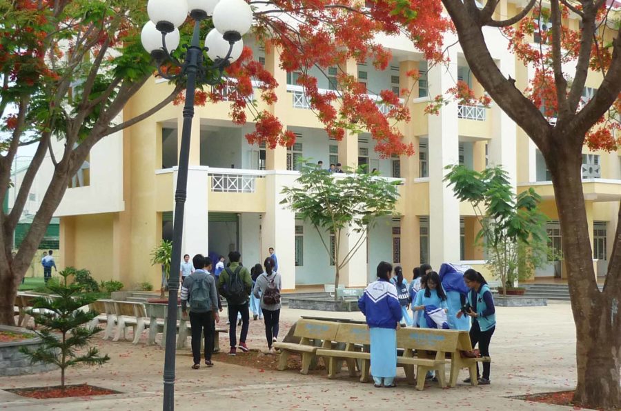 Các thế hệ học sinh Trường THPT Chuyên Hùng Vương luôn tự hào về ngôi trường mang dấu tích Đại đội đặc công C90 anh hùng. Ảnh: Thanh Nhật