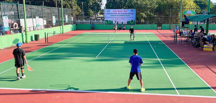   140 tay vợt tham gia tranh tài ở giải đấu. Ảnh: Văn Chánh