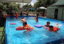 Trẻ em học bơi tại bể bơi thông minh ở huyện Đức Cơ. Ảnh: Thiên Di