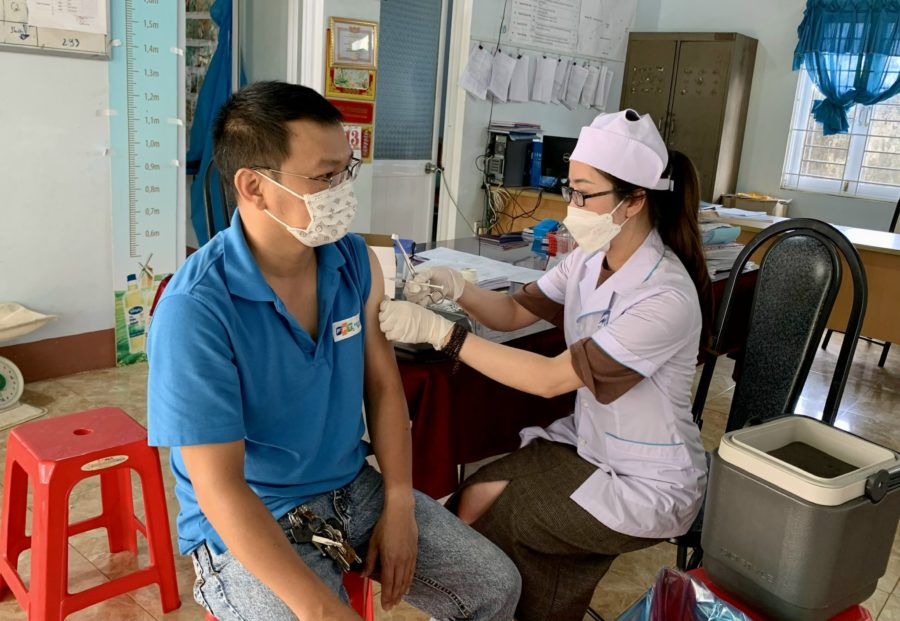 Nhân viên y tế phường Hội Phú- TP. Pleiku tiêm vắc xin phòng Covid-19 cho người dân trên địa bàn. Ảnh: Như Nguyện
