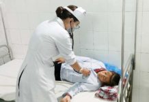 Bác sĩ Trung tâm Y tế huyện Ia Grai khám cho bệnh nhân SXH. Ảnh: Hà Phương