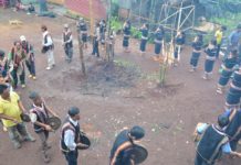 Người dân làng Yah (thị trấn Ia Ly, huyện Chư Păh) đánh chiêng, múa xoang quanh cây nêu trong lễ mừng nhà rông mới có nghi thức đâm trâu. Ảnh: Xuân Toản