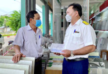   Cán bộ Đội quản lý thuế liên xã số 1 tuyên truyền các chính sách thuế cho người dân phường An Phú, thị xã An Khê. Ảnh: Mộc Trà