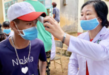   Chăm sóc sức khỏe cho các em học sinh tại xã Hải Yang, huyện Đak Đoa. Ảnh: Như Nguyện