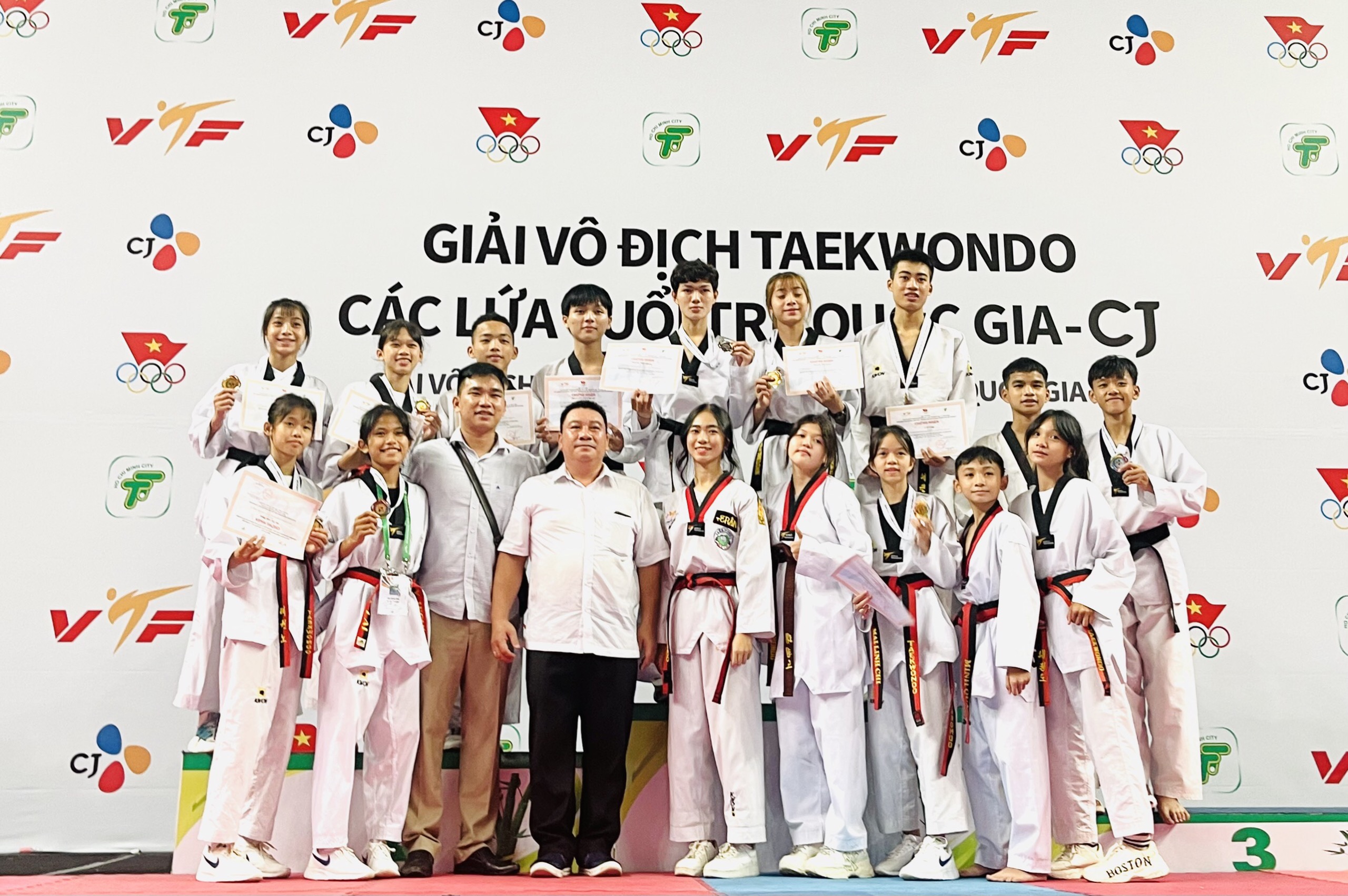 Đoàn VĐV Gia Lai xuất sắc giành 9 huy chương tại Giải Vô địch Taekwondo các lứa tuổi trẻ quốc gia năm 2022. Ảnh: Lê Văn Ngọc