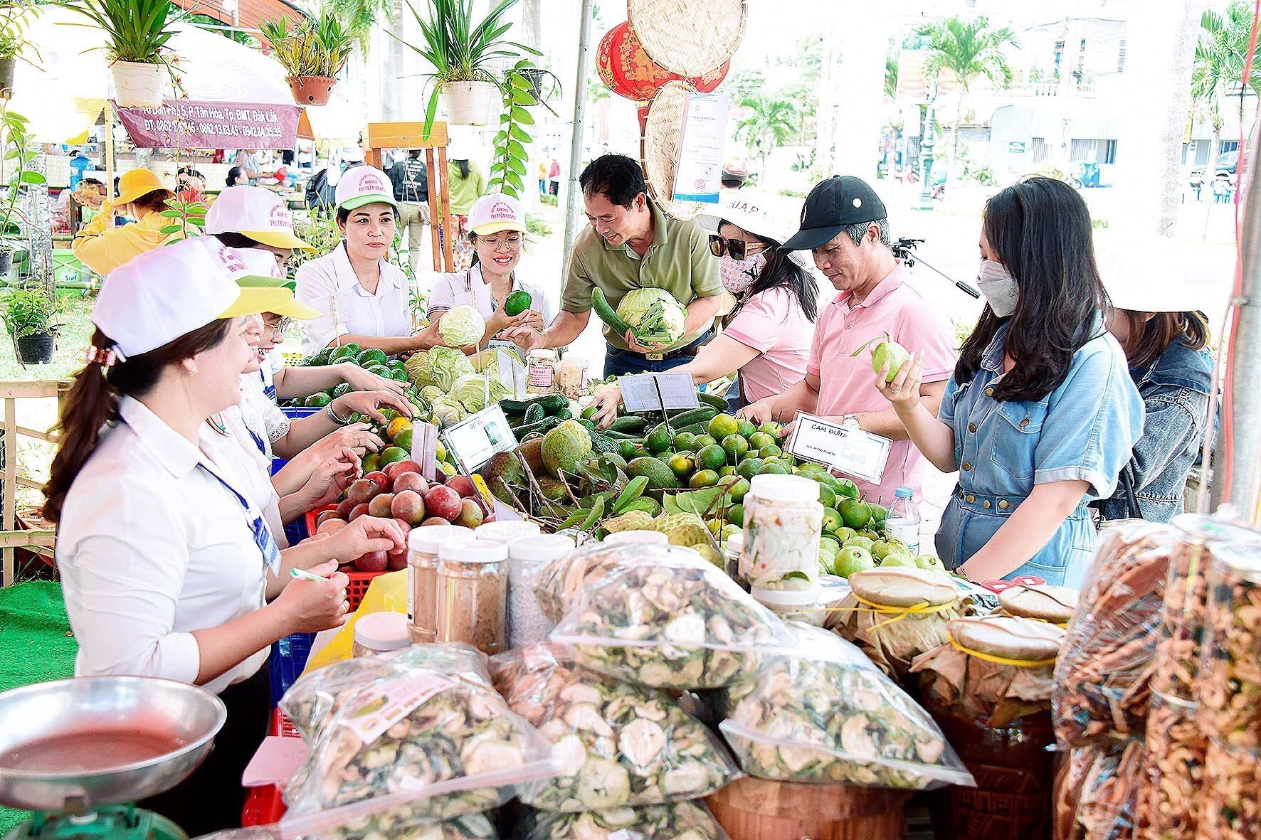  Đông đảo người dân đến tham quan, mua sắm tại Ngày hội Du lịch huyện Kbang năm 2022. Ảnh: Đức Thụy