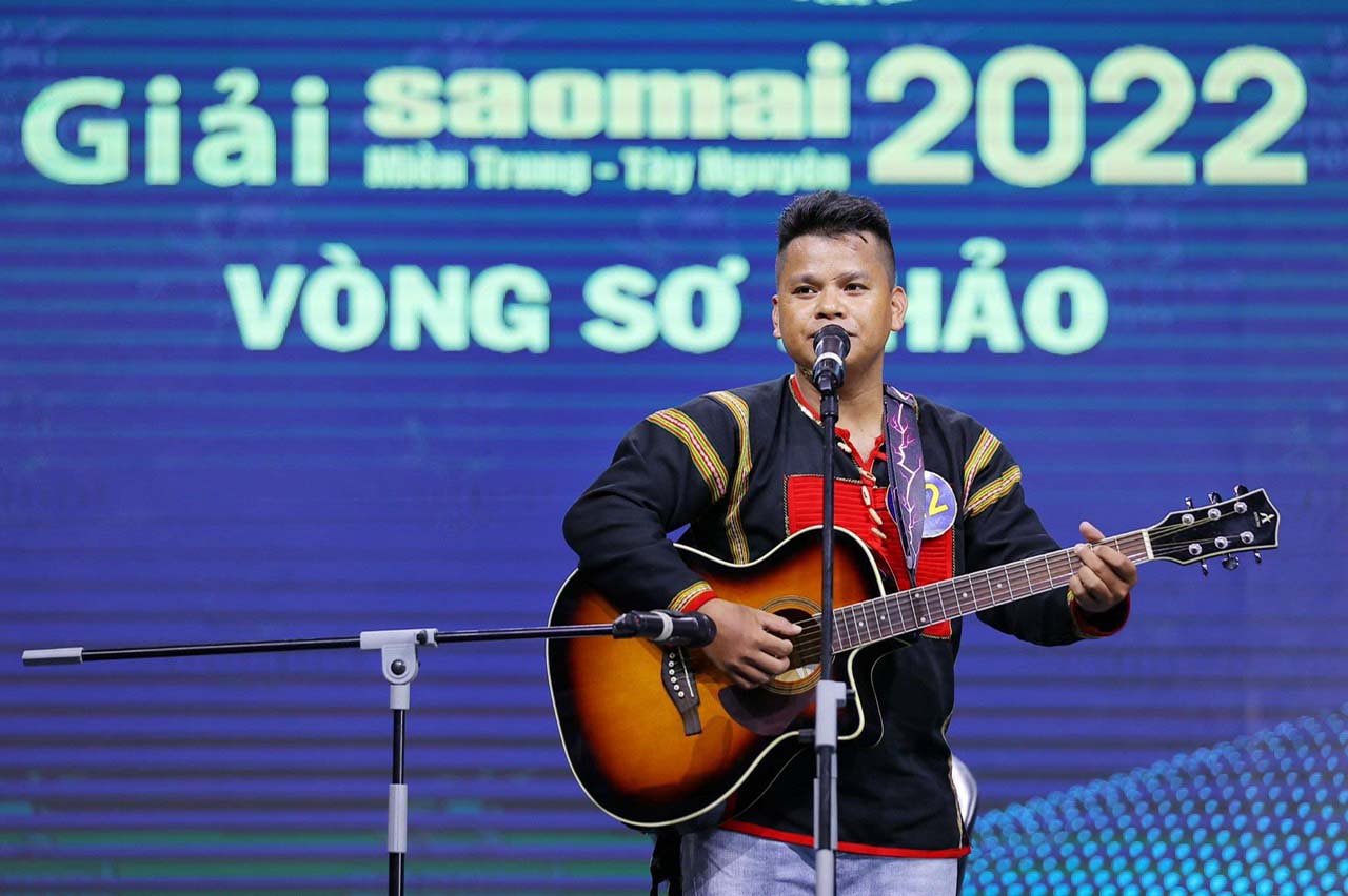 Ca sĩ Ksor Sơn trên sân khấu vòng sơ khảo cuộc thi Sao Mai 2022. Ảnh: NVCC