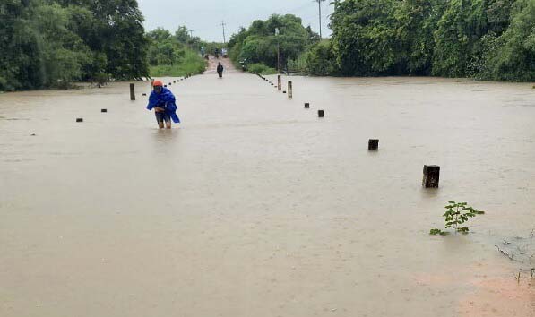 Cầu tràn suối Mỹ nối từ xã Ia Ga vào xã Ia Mơr (huyện Chư Prông) bị ngập gây khó khăn cho người dân đi lại. Ảnh: C.T.V