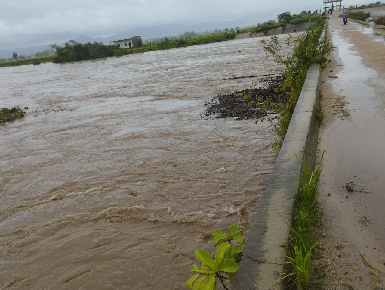  Mực nước đang dâng cao tại huyện Phú Thiện.  Ảnh: C.T.V.