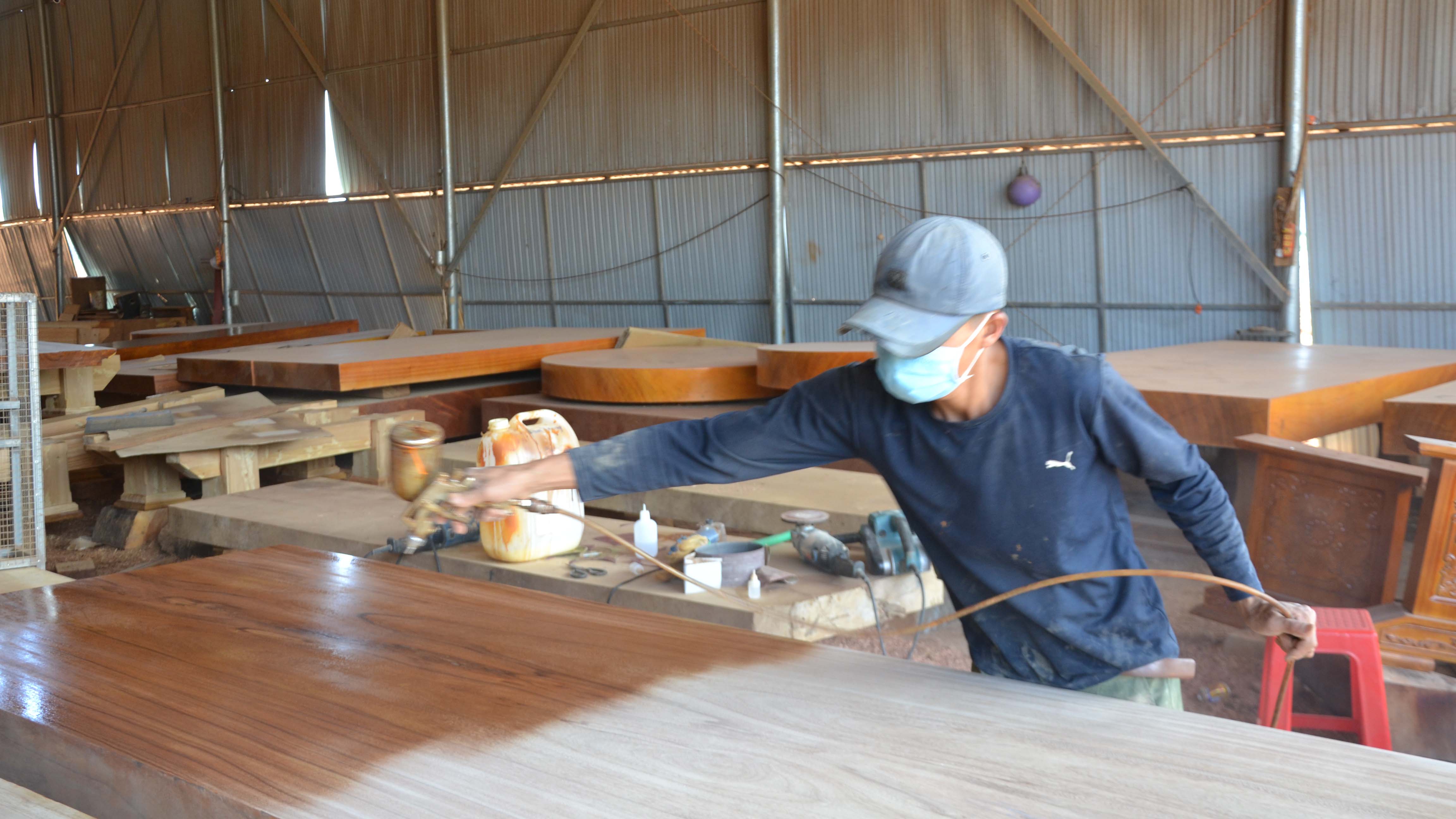 Một cơ sở sản xuất đồ gỗ ở xã Hải Yang, huyện Đak Đoa. Ảnh: Hoàng Minh