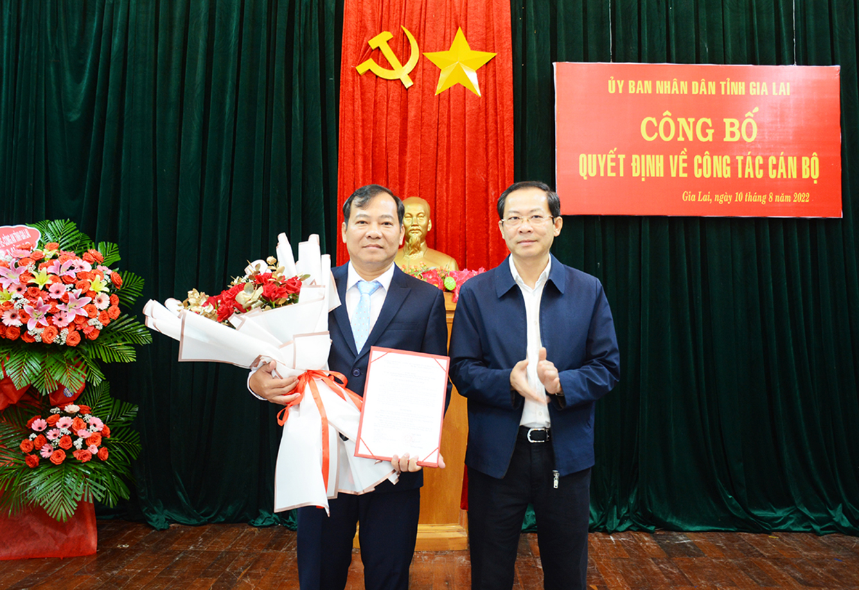  Phó Chủ tịch Thường trực UBND tỉnh Đỗ Tiến Đông trao quyết định bổ nhiệm Giám đốc Sở Giao thông-Vận tải cho ông Đoàn Hữu Dũng. Ảnh: Minh Nguyễn