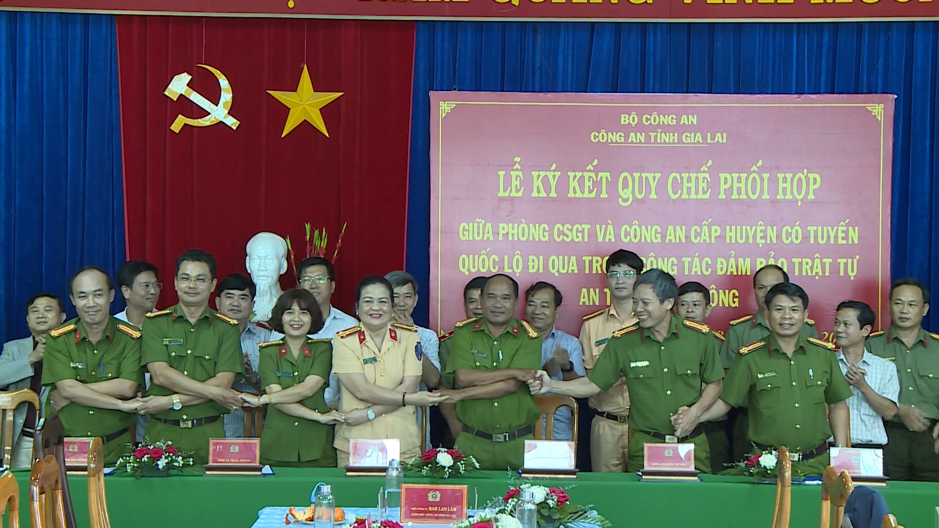 Lãnh đạo Phòng CSGT Công an tỉnh ký kết quy chế phối hợp với Công an các địa phương. Ảnh: Nguyễn Sang