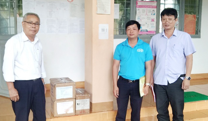 Tặng sách giáo khoa và vở mới cho 8 trường học ở huyện Ia Grai