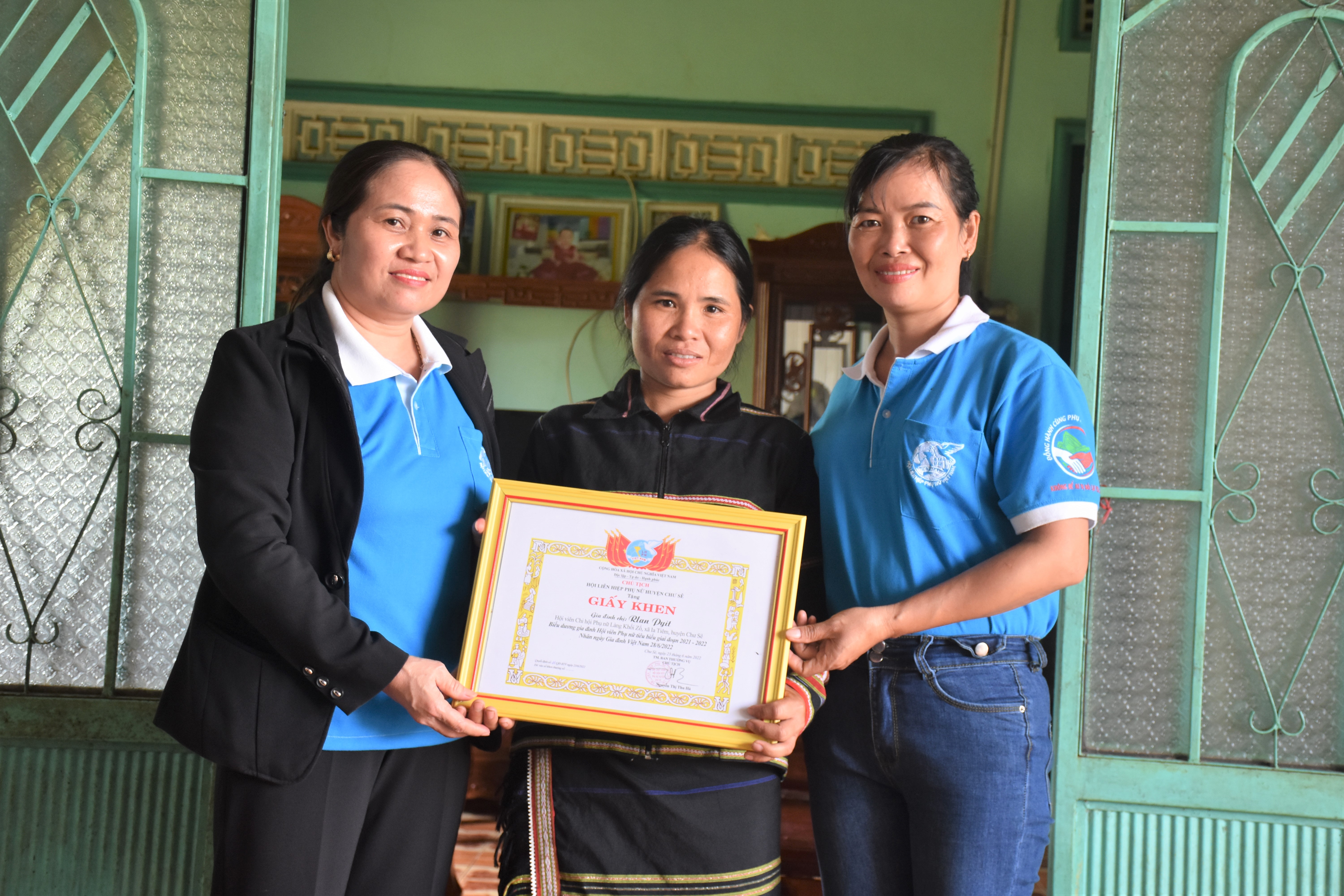 Chị Pyit (giữa) vinh dự được Chủ tịch Hội Liên hiệp phụ nữ huyện Chư Sê tặng giấy khen biểu dương gia đình Hội viên phụ nữ tiêu biểu giai đoạn 2021-2022. Ảnh: Mai Ka