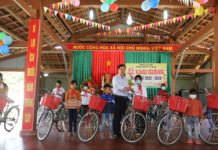 Công ty TNHH Xuất khẩu nông sản Tây Nguyên đã trao tặng 10 chiếc xe đạp cho các em học sinh nghèo vượt khó. Ảnh: Văn Ngọc