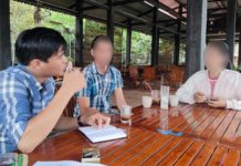 Chị V.T.T.N. chia sẻ với P.V chuyện chồng bị bọn buôn người lừa đảo đi làm việc ở Campuchia. Ảnh: Nguyễn Tú