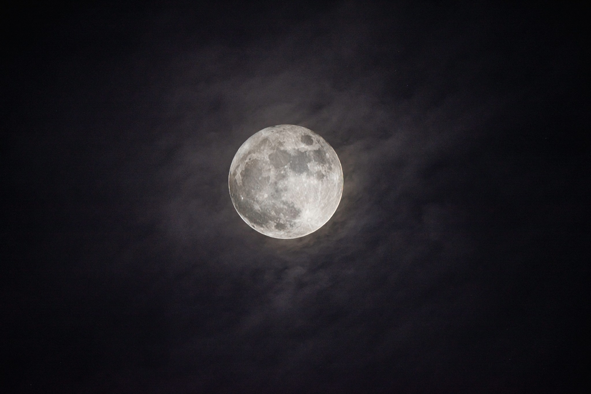 Mặt trăng đêm Trung thu khiến nhiều người trầm trồ vì tròn và sáng hơn bình thường. Ảnh: Người Kiến Tạo