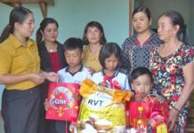 Hội Liên hiệp phụ nữ thị trấn Kbang tặng quà cho 3 cháu mồ côi ở tổ 9. Ảnh: Hà Duyệt