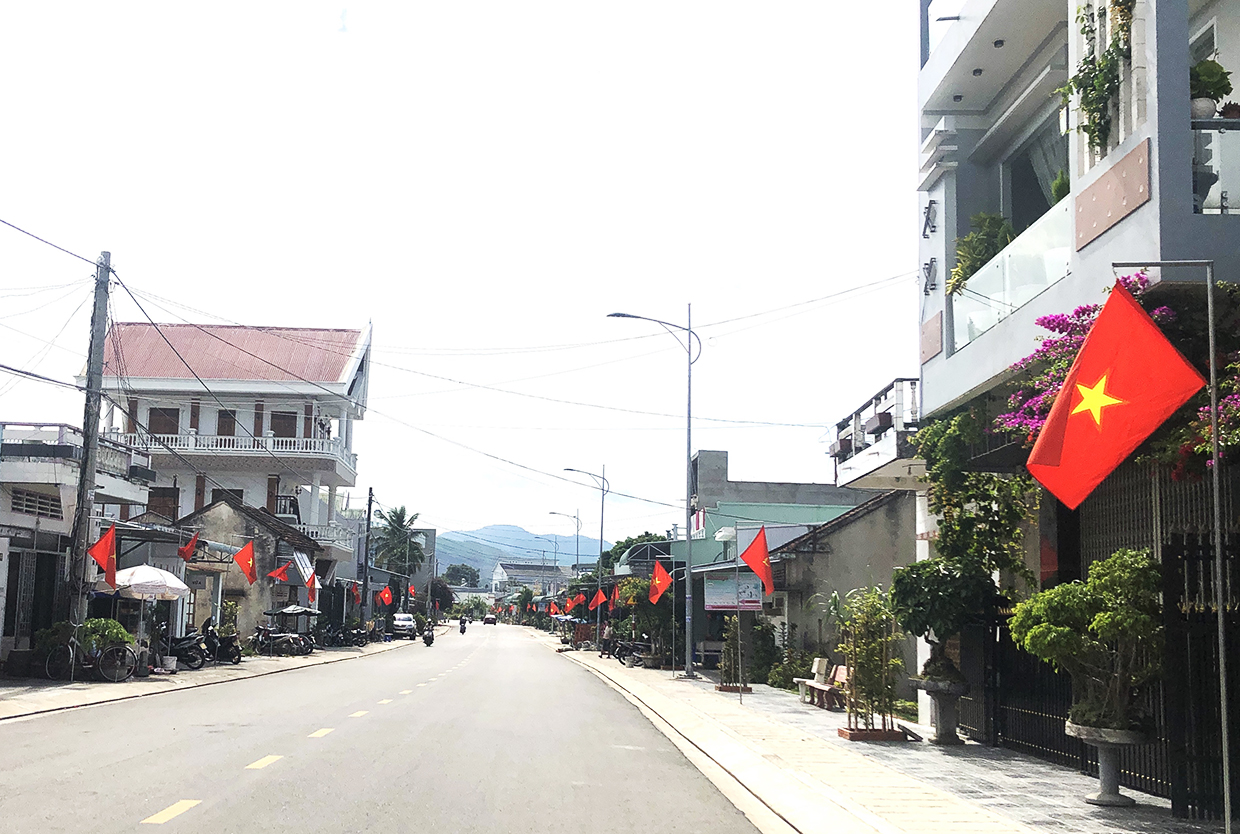  Các tuyến đường trên địa bàn thị xã An Khê, rực rỡ sắc đỏ cờ tổ quốc chào mừng Quốc khánh 2-9. Ảnh: Ngọc Minh