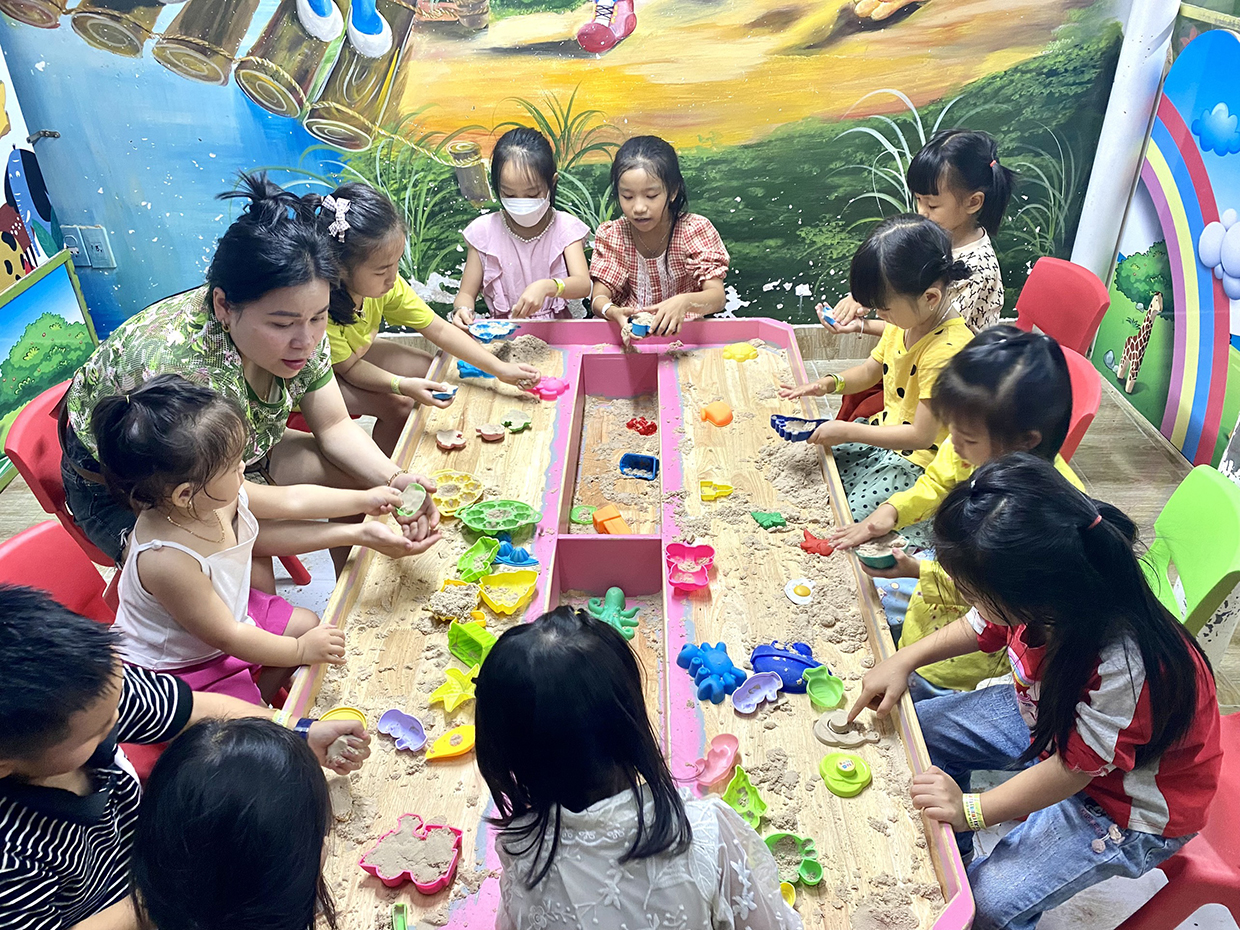 Khu vui chơi Happy Kids (đường Lê Quý Đôn, TP. Pleiku) chật kín các vị khách nhí đến vui chơi trong ngày 2-9. Ảnh: Mộc Trà.