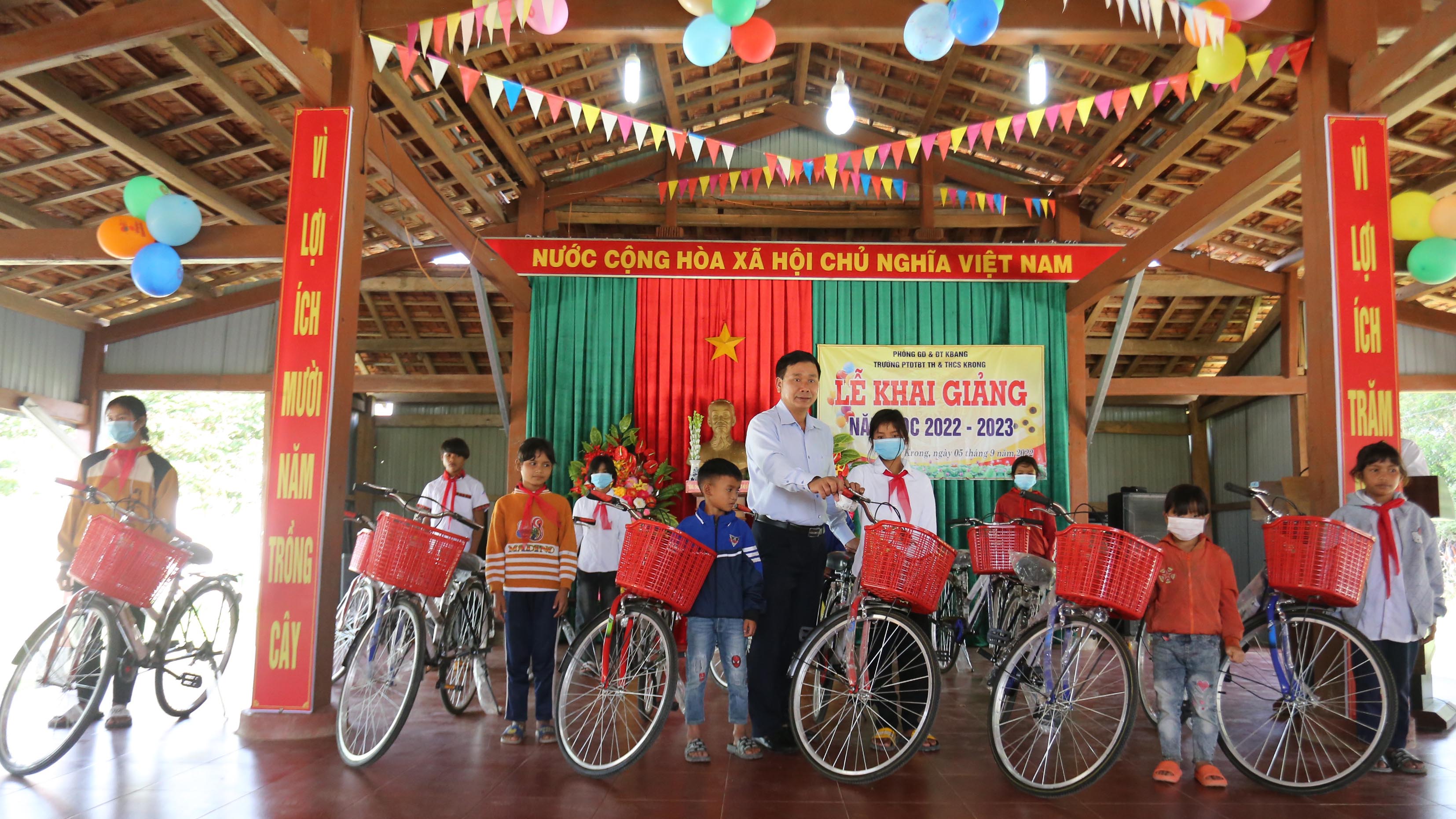 Công ty TNHH Xuất khẩu nông sản Tây Nguyên đã trao tặng 10 chiếc xe đạp cho các em học sinh nghèo vượt khó. Ảnh: Văn Ngọc