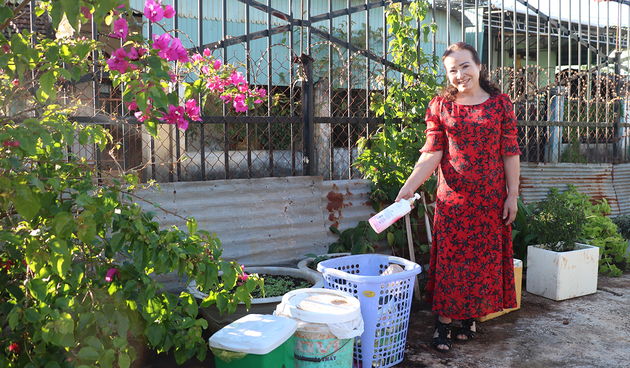   Bà Đỗ Thị Thỉnh (xã Biển Hồ, TP. Pleiku) trang bị 3 thùng đựng rác để phân loại xử lý nhằm hạn chế ô nhiễm môi trường. Ảnh: N.H