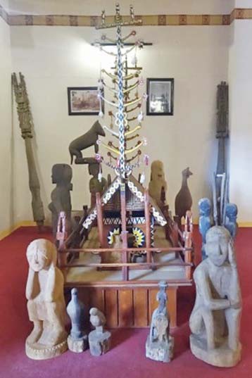  Khu vực trưng bày hiện vật điêu khắc gỗ của người Bahnar, Jrai ở Bảo tàng tỉnh. Ảnh: Xuân Toản