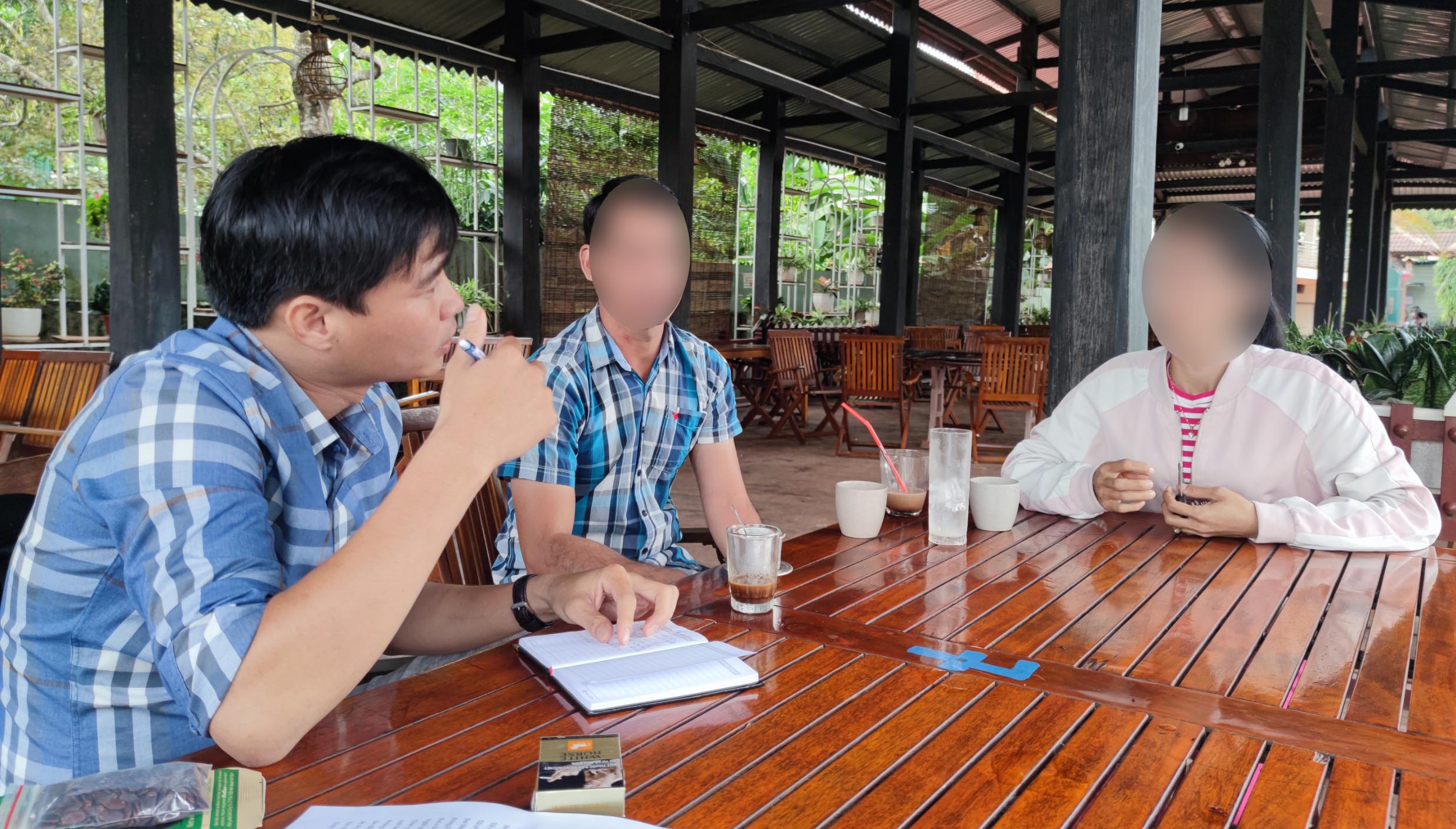 Chị V.T.T.N. chia sẻ với P.V chuyện chồng bị bọn buôn người lừa đảo đi làm việc ở Campuchia. Ảnh: Nguyễn Tú