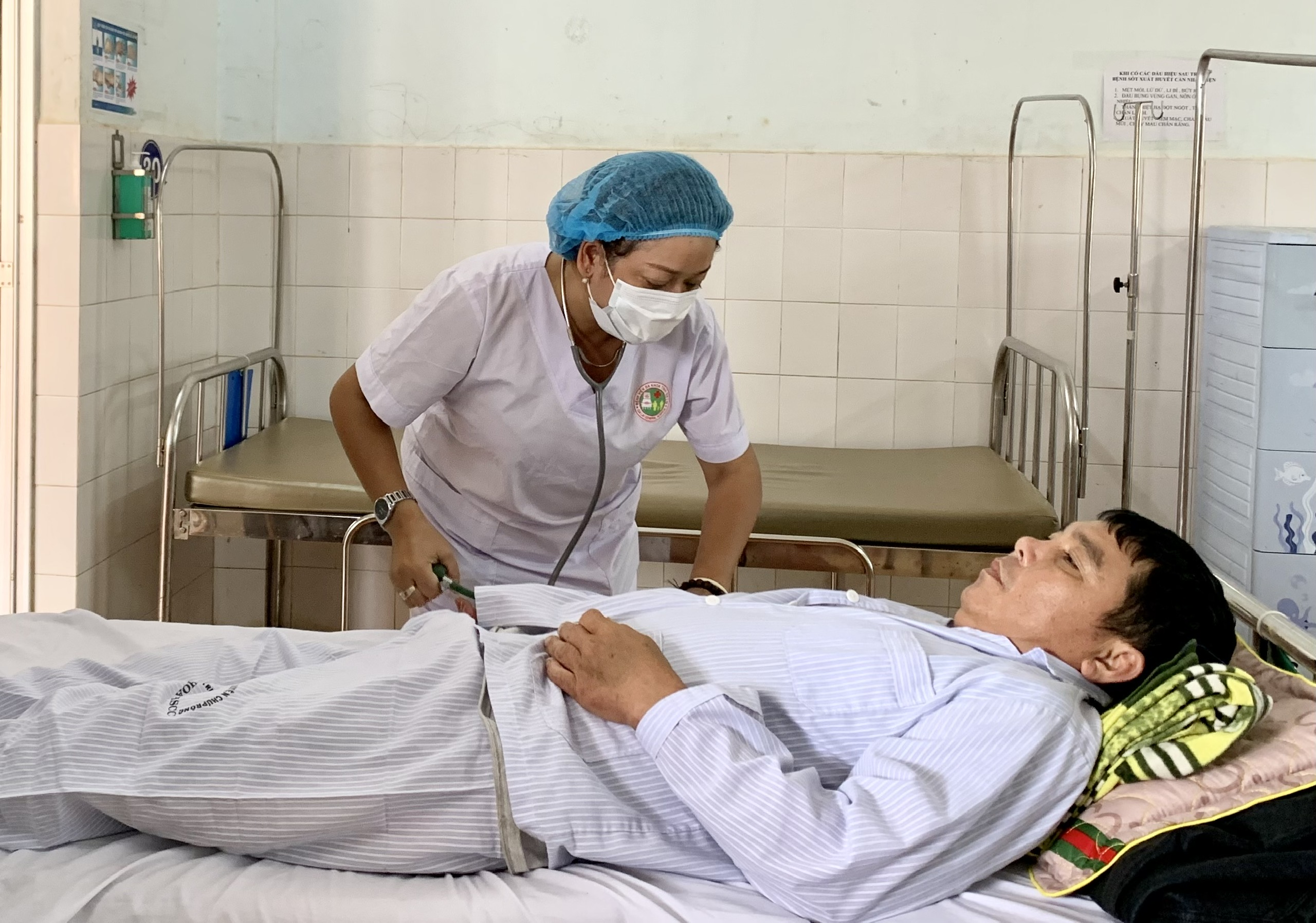 Chăm sóc bệnh nhân bị bệnh sốt xuất huyết tại Khoa Bệnh nhiệt đới (Bệnh viện Đa khoa tỉnh). Ảnh: Như Nguyện