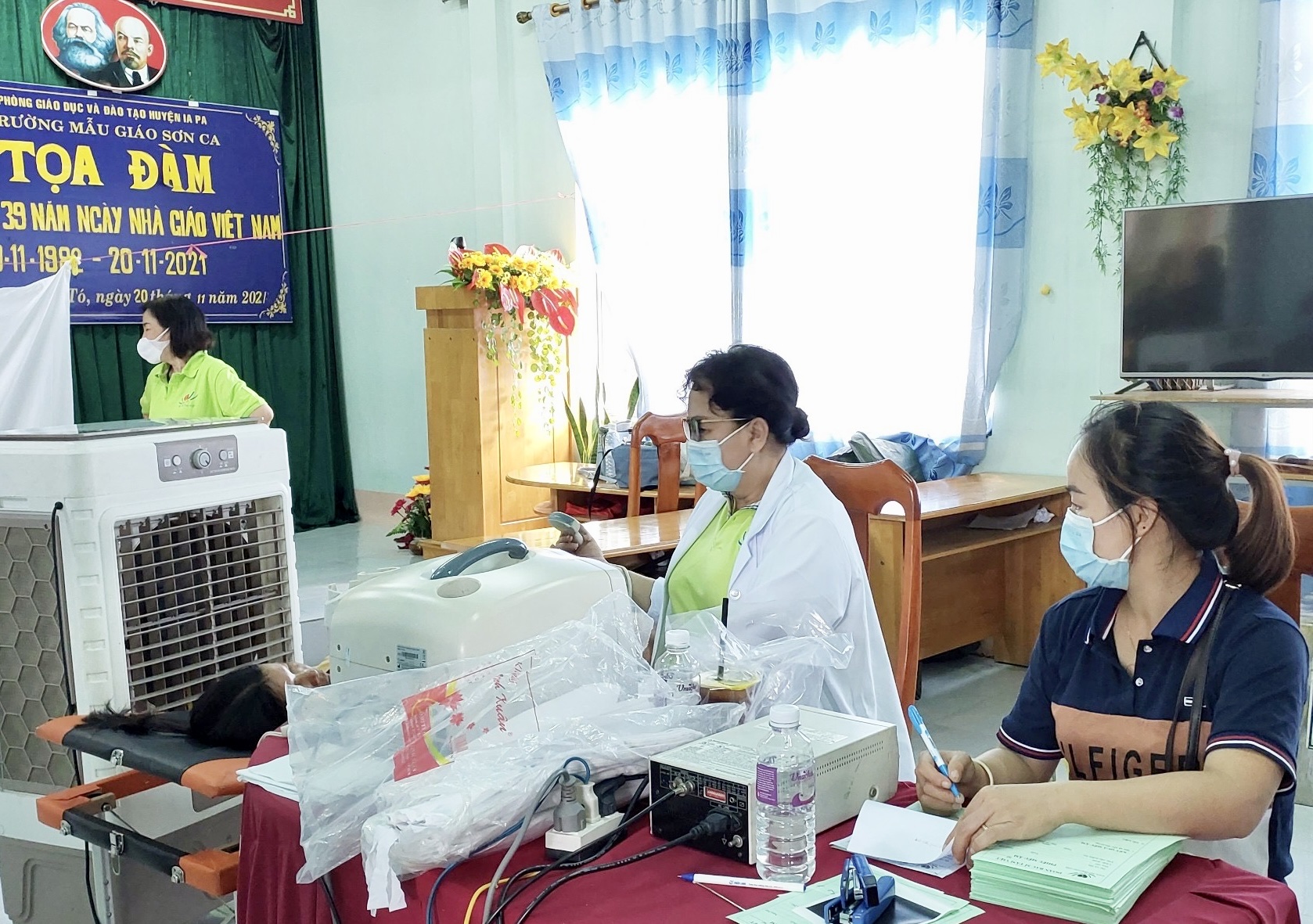 Các bác sĩ Đoàn bác sĩ Tâm Việt TP. Hồ Chí Minh thăm khám cho người dân. Ảnh: Lê Đức Lâu
