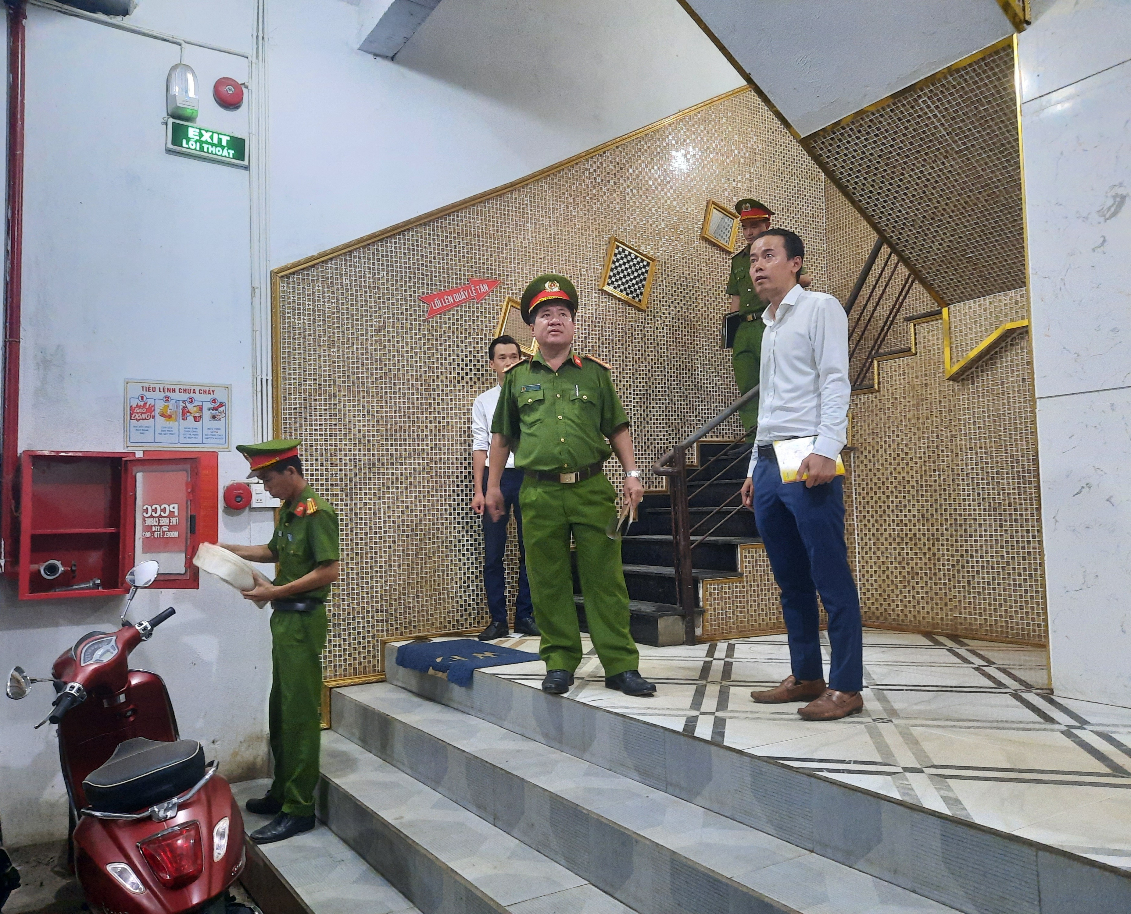 Lực lượng Cảnh sát PCCC kiểm tra lối thoát hiểm và trang thiết bị chữa cháy tại quán karaoke. Ảnh: Lê Anh
