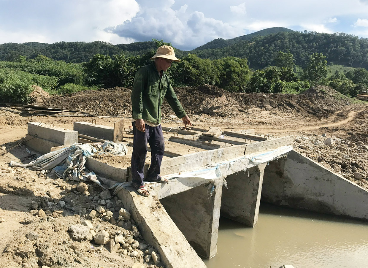 Khẩn trương thi công các hạng mục ngầm tràn làng Hway. Ảnh: Nguyễn Diệp