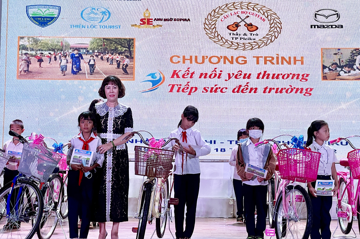  Nhà tài trợ trao tặng 20 xe đạp cho học sinh hiếu học. Ảnh: Lam Nguyên