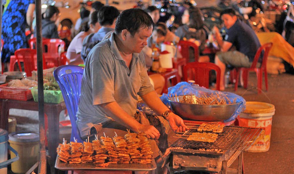 Gian hàng bán nem lụi nướng ở chợ đêm Pleiku. Ảnh: Phạm Ly