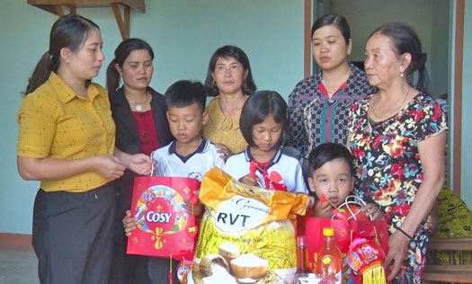 Hội Liên hiệp phụ nữ thị trấn Kbang tặng quà cho 3 cháu mồ côi ở tổ 9. Ảnh: Hà Duyệt