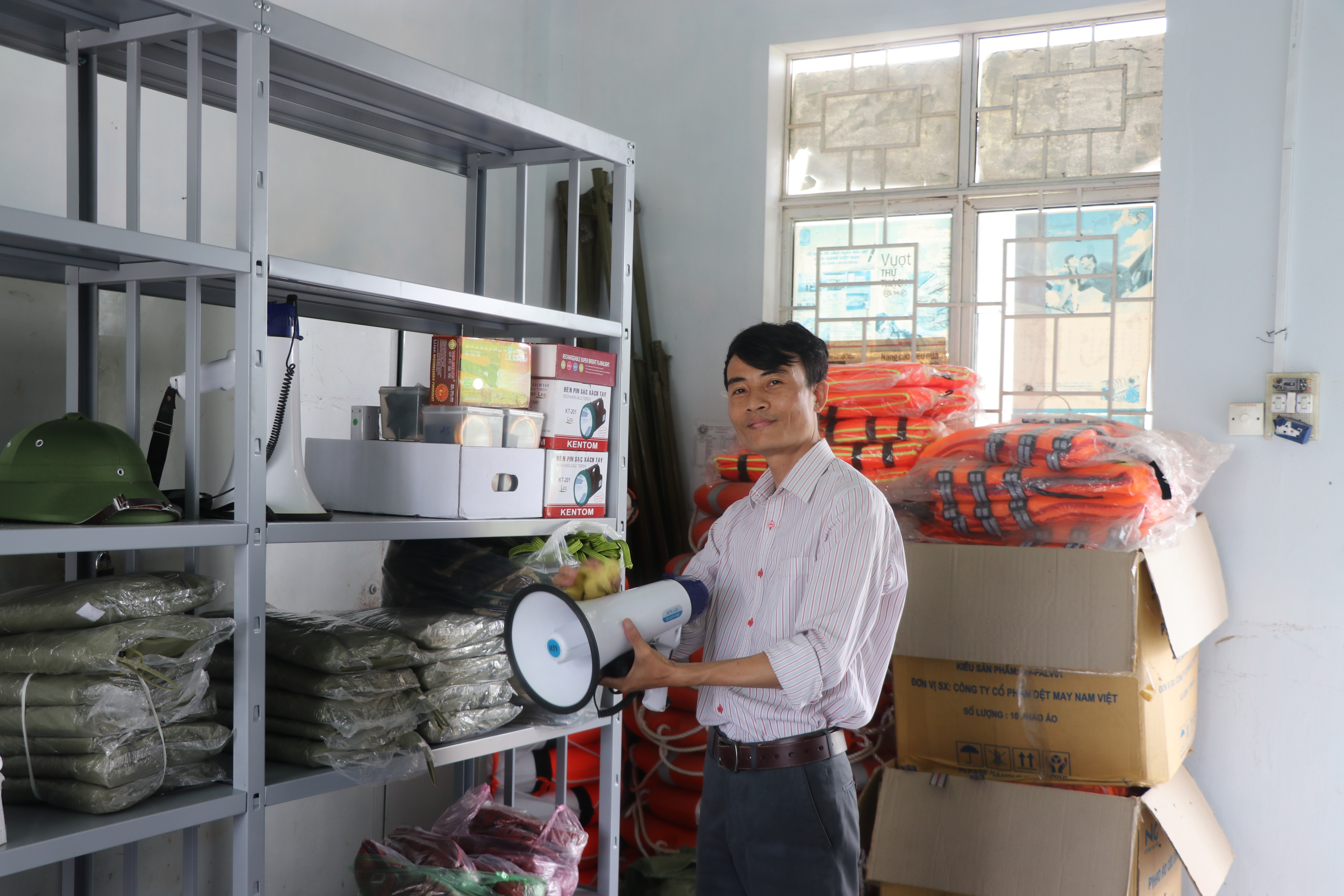 Đến nay, huyện Kông Chro đã hoàn thành việc chuẩn bị các loại vật tư, thiết bị, phương tiện, nhu yếu phẩm phục vụ công tác PCTT và TKCN trên địa bàn. Ảnh: Ngọc Minh