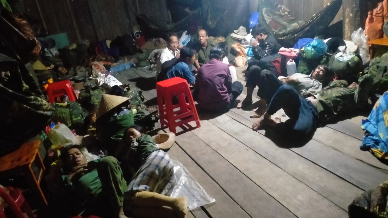 Người dân làng Tbuwng (xã Đak Pling, huyện Kông Chro) được di dời về ở nhà rông của làng an toàn. Ảnh: Nguyễn Diệp