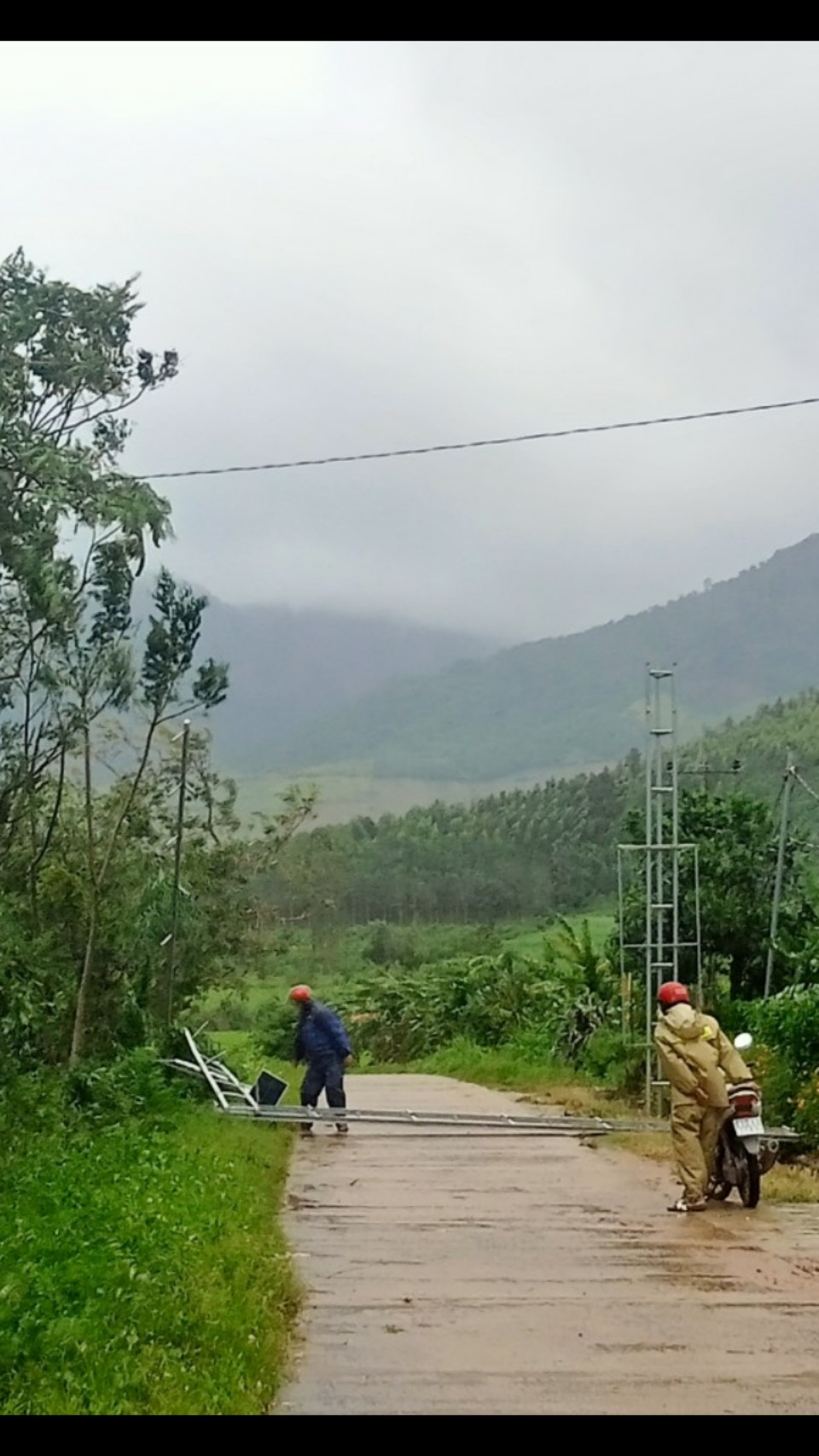 Một cổng chào tại xã Lơ Ku (huyện Kbang) bị gió quật ngã đổ. Ảnh người dân cung cấp