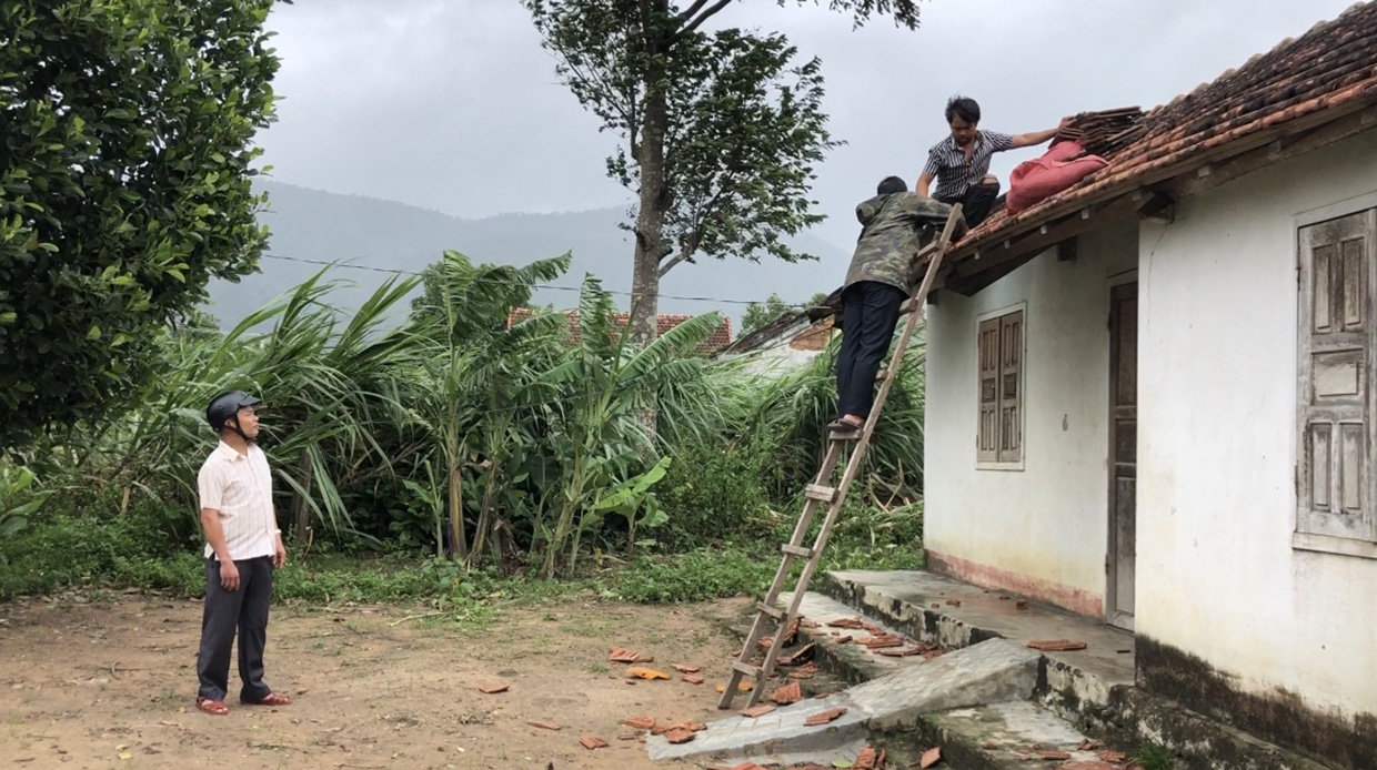 Người dân xã Tơ Tung (huyện Kbang) sửa sang nhà cửa sau khi bão số 4 đi qua. Ảnh: Ngọc Minh