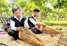 Các nghệ nhân trình diễn đan gùi tại Ngày hội du lịch huyện Kbang năm 2022. Ảnh: Ngọc Minh