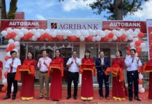 Đại diện lãnh đạo chính quyền địa phương, Ngân hàng Nhà nước và Agribank Chi nhánh Đông Gia Lai cắt băng khai trương Autobank CDM tại huyện Ia Grai. Ảnh: Sơn Ca.