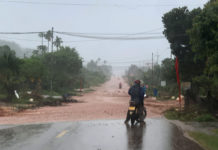 Trận mưa lớn đã làm nước tràn vào nhà dân sống gần 2 bên đường tại thôn Thanh Tân, xã Ia Krêl. Ảnh: Hà Phương